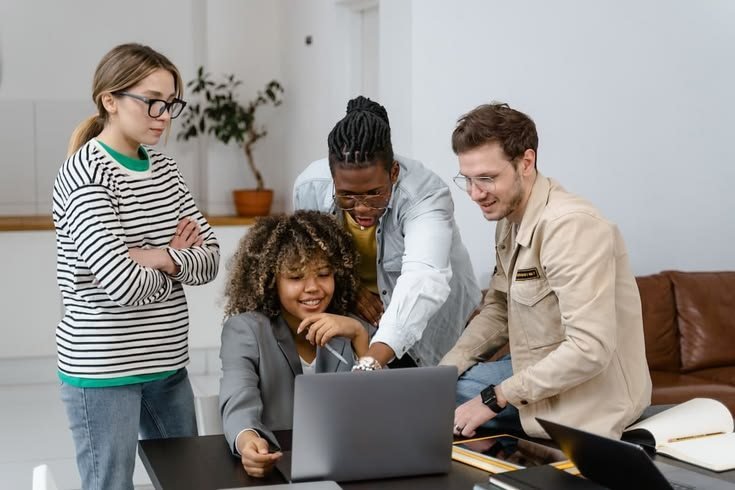 Une équipe d'apprenants aux profils variés travaille ensemble sur un ordinateur
